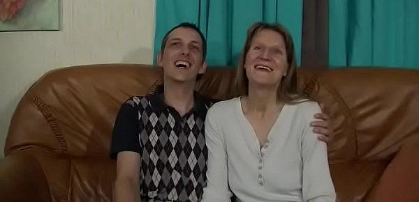 Geile Milf Hausfrau wird von ihrem Mann vor der Amateur Cam gefickt